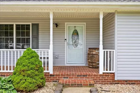 104 Iris Dr, Waynesboro, VA 22980 photo 2