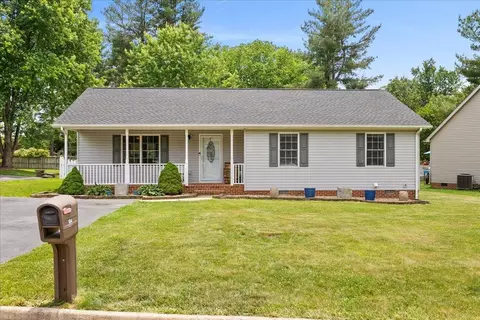 104 Iris Dr, Waynesboro, VA 22980