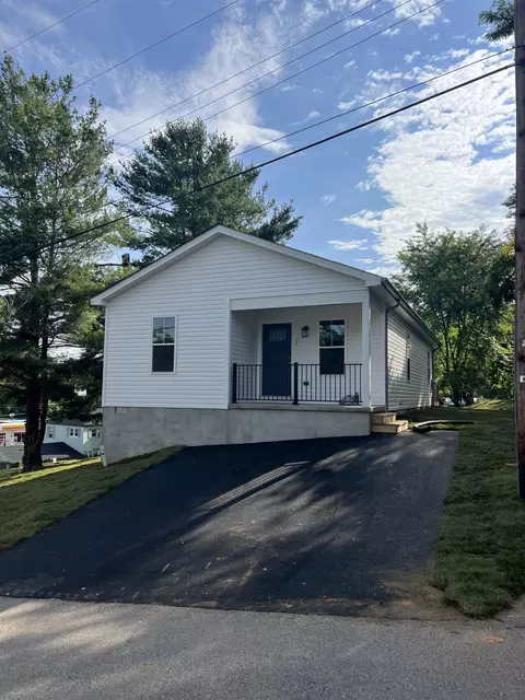 11 Rowe St, Staunton, VA 24401