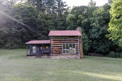 8640 Cowpasture River Rd S, Williamsville, VA 24487