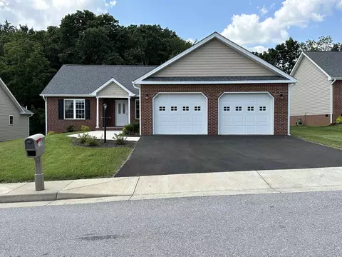 11 Oak View Dr # A, Staunton, VA 24401