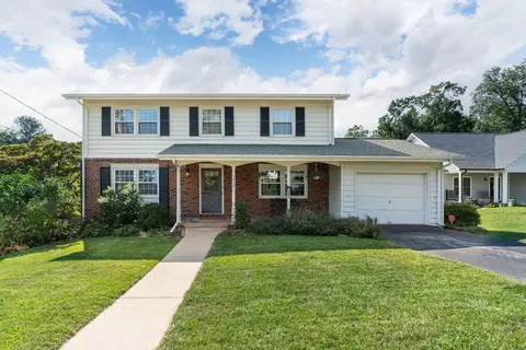 1413 Pleasant View Dr, Staunton, VA 24401