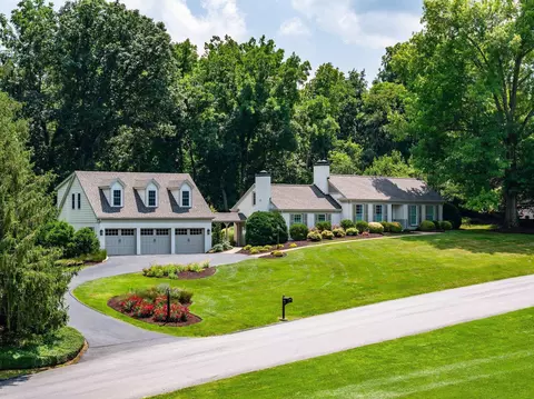 800 Greenway Cir, Waynesboro, VA 22980