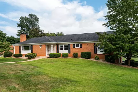 1120 Saint Davids Ln, Waynesboro, VA 22980