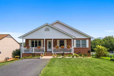 1309 4th St, Waynesboro, VA 22980