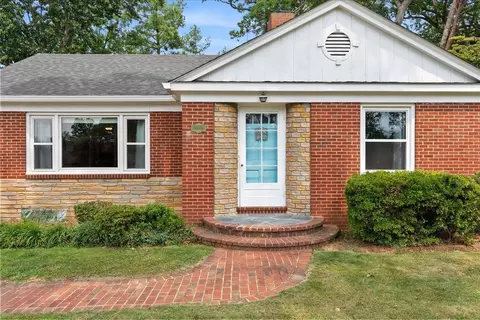 752 Hillcrest Dr, Staunton, VA 24401