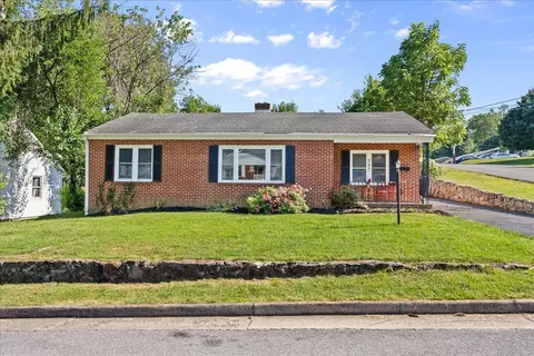 727 Cherry Hill Dr, Staunton, VA 24401