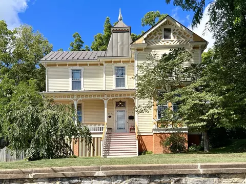 203 S Saint Clair St S, Staunton, VA 24401