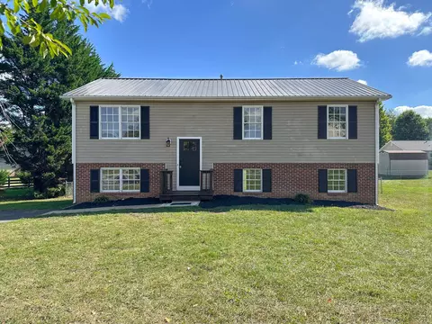 21 Orchard Dr, Waynesboro, VA 22980