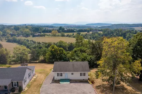 80 Greenview Dr, Staunton, VA 24401