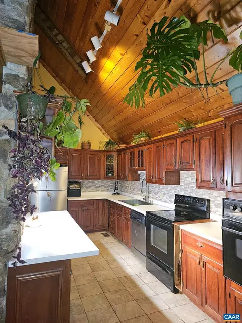17 Mt View Dr, Afton, VA 22920