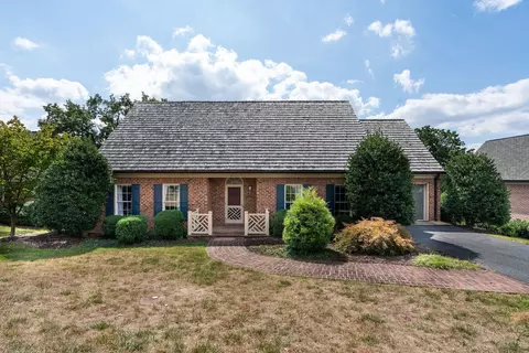 403 Candlelight Dr, Staunton, VA 24401