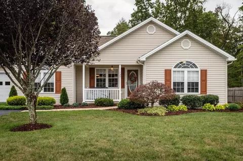 135 Woodside Dr, Waynesboro, VA 22980