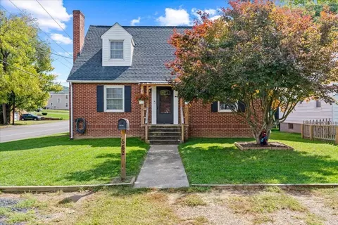 682 Sherwood Ave, Waynesboro, VA 22980
