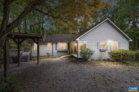 1724 S Lakeshore Dr S, Louisa, VA 23093