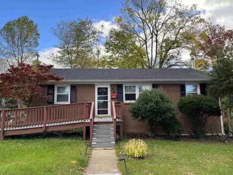 906 Oak Ave, Waynesboro, VA 22980
