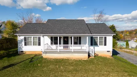 122 S Waverley St S, Staunton, VA 24401