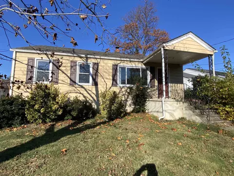 334 Gray Ave, Staunton, VA 24401