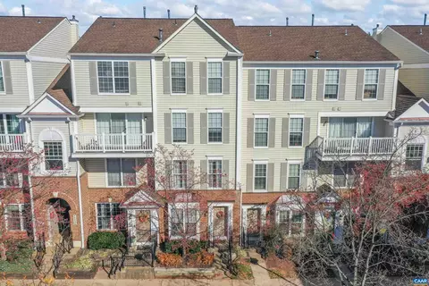 46938 Courtyard Sq, Sterling, VA 20164
