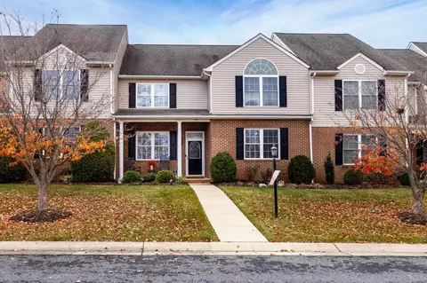 77 Whispering Oaks Dr, Staunton, VA 24401