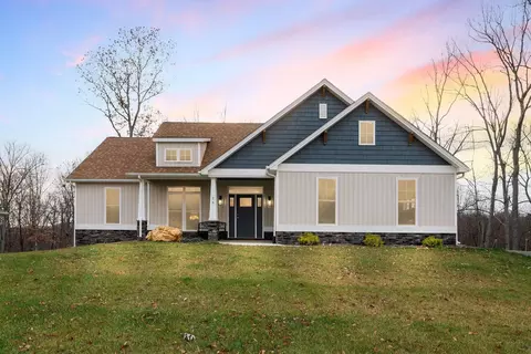 25 Valley Manor Dr, Staunton, VA 24401