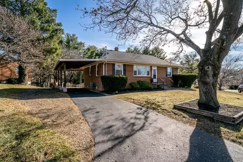 20 N Lynnhaven Dr N, Staunton, VA 24401