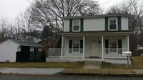 416 Bowling St, Staunton, VA 24401