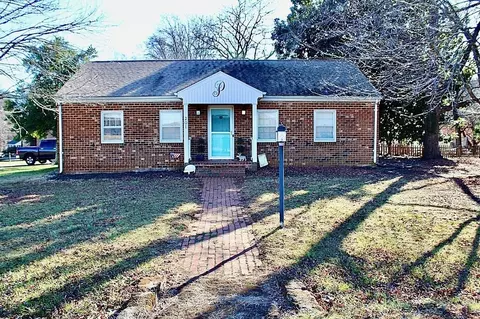 201 Foxhall Dr, Forest, VA 24551