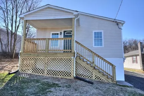 56 Breezewood Dr, Staunton, VA 24401