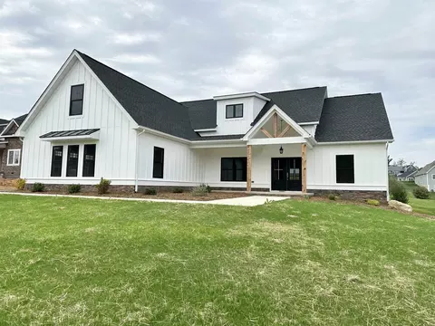 165 Rolling Oaks Dr, Fishersville, VA 22939