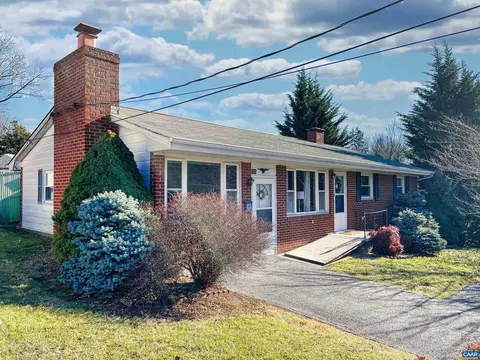 105 Essex Dr, Staunton, VA 24401
