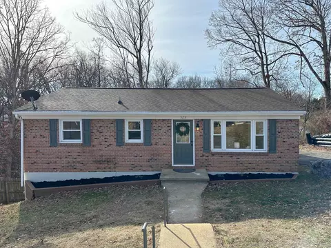323 Monument Dr, Staunton, VA 24401