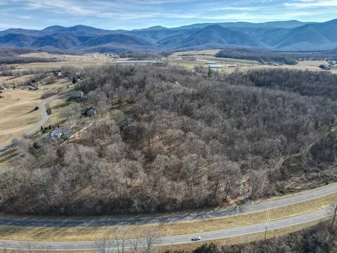 14 North Lee Highway, Fairfield, VA 24435