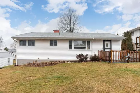 2520 N Sharlaine Dr N, Staunton, VA 24401