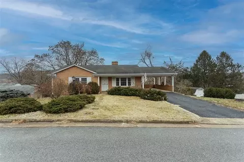 716 Aintree Pl, Staunton, VA 24401