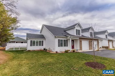 100 Collinswood Dr, Staunton, VA 24401