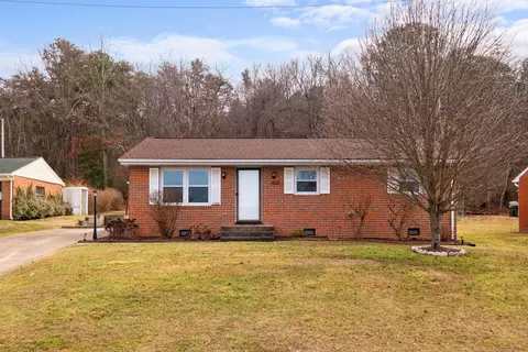 1106 S Winchester Ave S, Waynesboro, VA 22980