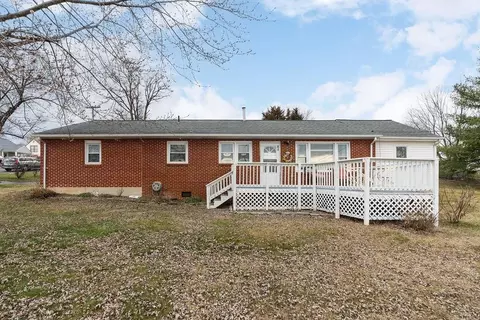 61 Locust St, Fishersville, VA 22939