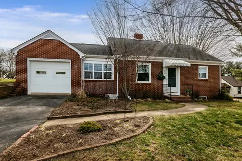 201 N Waverley St N, Staunton, VA 24401