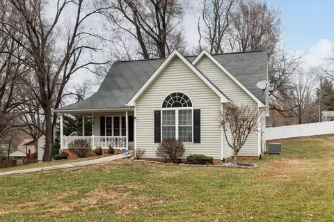 105 Sterling Dr, Waynesboro, VA 22980