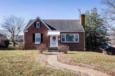 709 6th St, Shenandoah, VA 22849