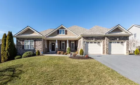 217 Jocelyn Ln, Waynesboro, VA 22980