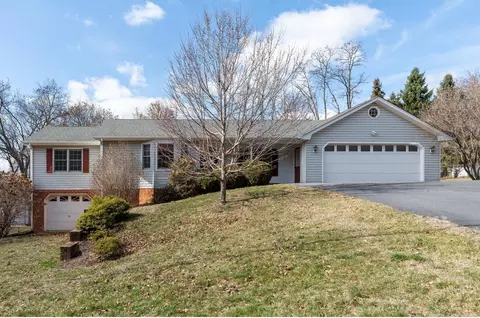 423 College Cir, Staunton, VA 24401