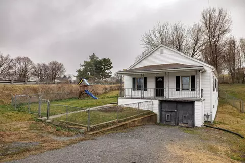 8 Antrim Rd, Fishersville, VA 22939
