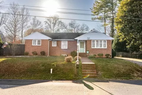 1024 Warwick Dr, Staunton, VA 24401