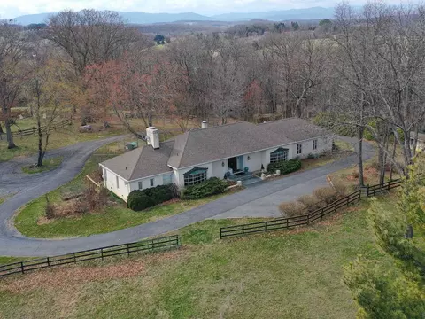 208 Hill Haven Ln, Staunton, VA 24401