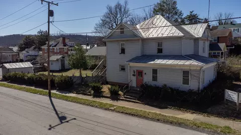 618 W 11th St W, Waynesboro, VA 22980