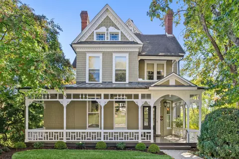 414 E Beverley St E, Staunton, VA 24401