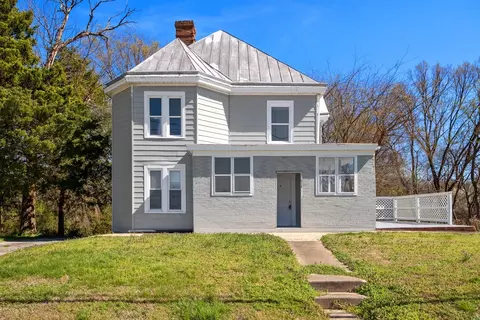 614 S Main St, Farmville, VA 23901