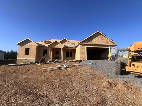 333 Petros Dr, Waynesboro, VA 22980